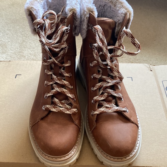 Boots 🥾 - Picture 3 of 3